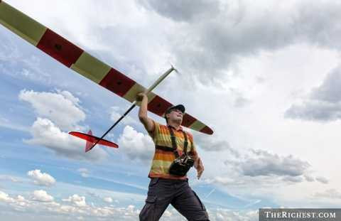 Chơi máy bay mô hình. Tiêu tốn khoảng 700 USD/ chiếc. Đây là một thú chơi khá mới dành cho các đại gia. Máy bay mô hình và điều khiển từ xa mang tới sự thoải mái, tính giải trí cao. Tuy nhiên, để mua một mô hình đầy đủ, mỗi đại gia cần bỏ ra khoảng 700 USD cho thiết kế, lắp đặt công nghệ. Đó là chưa kể các đồ chơi khác cho chiếc máy bay. Nói chung đây là một thú tiêu khiển chỉ các đại gia mới có thể theo đuổi