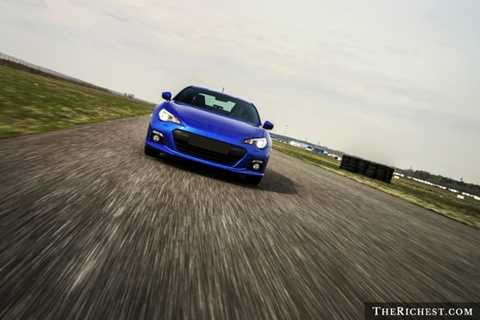 Đua xe. Tiêu tốn khoảng 10.000 - 20.000 USD. Mua một chiếc xe <a href='https://vtcnews.vn/oto-xe-may.31.0.html' >ô tô</a> đã phải tốn một khoản t iền không hề nhỏ. Nhưng duy trì và nâng cấp nó để có thể cạnh tranh trên đường đua là thậm chí còn mang tới những hóa đơn hàng triệu USD.