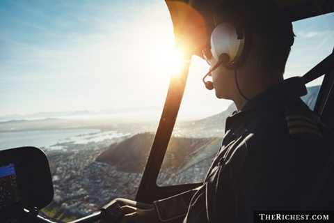 Sử dụng chuyên cơ. Tiêu tốn khoảng 70.000 USD - 206.000 USD. Tại Mỹ, để có thể mua một chiếc máy bay ở dạng sử dụng được, người ta đã phải mất ít nhất 15.000 USD. Ngoài ra, khoản chi phí đào tạo để có thể lái được máy bay cũng không hề nhỏ. 