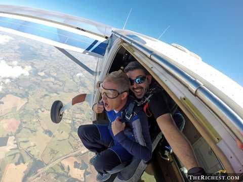 Skydiving. Tiêu tốn 150 - 250 USD/ một phút nhảy dù. Đây là một trong những thú vui tốn tiền nhất thế giới. Ngoài chi phí thuê sân bãi, sân bay, máy bay và dù, người ta phải sẽ mất khá nhiều tiền bạc để tập luyện. 