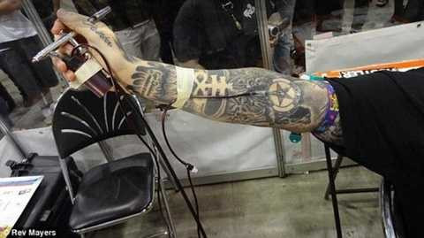 Bút vẽ của Mayers có khoang đựng mực nối thẳng tới tĩnh mạch trên cánh tay phải để lấy mực vẽ