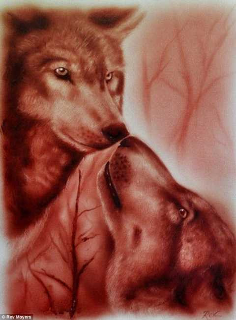 Một máy bơm áp suất nhỏ sẽ giúp máu của Mayers phun nhẹ qua đầu bút chứ không thể chảy tràn. Nhờ đó, các nét vẽ rất chân thực và có hồn.