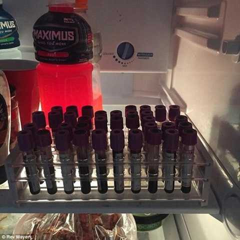 Ngăn tủ lạnh Mayers dành riêng để đựng mực vẽ - là máu của chính ông.