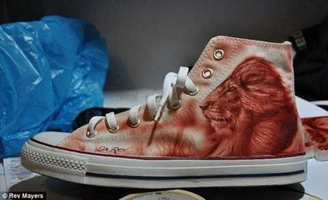 Ngoài việc xăm hình lên cơ thể, giấy, Mayers còn vẽ lên cả những chất liệu các như vải.