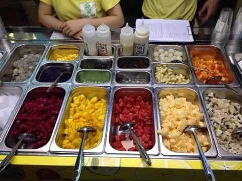 Hoa quả dầm vỉa hè là một trong những món thực phẩm mùa hè rất được ưa chuộng vì giá rẻ nhưng lại siêu bẩn vì chúng có thể được lưu cữu từ ngày này qua ngày khác sau khi hứng đầy bụi bặm ở vỉa hè. Hoa quả dầm vỉa hè là một trong những món thực phẩm mùa hè rất được ưa chuộng vì giá rẻ nhưng lại siêu bẩn vì chúng có thể được lưu cữu từ ngày này qua ngày khác sau khi hứng đầy bụi bặm ở vỉa hè.