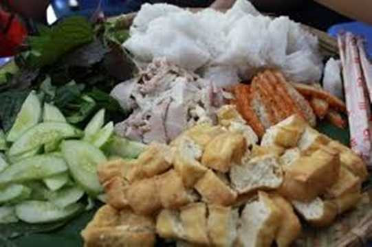 Những suất bún đậu mắm tôm vỉa hè giá siêu rẻ từ 10.000 - 15.000 đồng/suất vào những ngày hè thường được mọi người chọn ăn. Tuy nhiên vào những ngày nắng nóng, món này được liệt vào danh sách những món ăn rất mất vệ sinh. Thậm chí, nếu không bảo quản đúng cách, món ăn ưa thích này có thể gây bệnh về tiêu hóa. Những suất bún đậu mắm tôm vỉa hè giá siêu rẻ từ 10.000 - 15.000 đồng/suất vào những ngày hè thường được mọi người chọn ăn. Tuy nhiên vào những ngày nắng nóng, món này được liệt vào danh sách những món ăn rất mất vệ sinh. Thậm chí, nếu không bảo quản đúng cách, món ăn ưa thích này có thể gây bệnh về tiêu hóa.