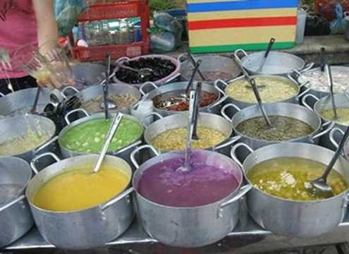 Nhiều loại chè đầy đủ màu sắc ở các chợ luôn hấp dẫn khách hàng. Nhưng ít ai biết rằng chúng tiềm ẩn rất nhiều vi khuẩn, chưa kể đến trường hợp ôi thiu sẽ khiến bạn dễ bị ngộ độc thức ăn. Ngoài ra, chúng có thể dễ dàng bị trà trộn đường hóa học hay các hóa chất tạo ngọt độc hại. Nhiều loại chè đầy đủ màu sắc ở các chợ luôn hấp dẫn khách hàng. Nhưng ít ai biết rằng chúng tiềm ẩn rất nhiều vi khuẩn, chưa kể đến trường hợp ôi thiu sẽ khiến bạn dễ bị ngộ độc thức ăn. Ngoài ra, chúng có thể dễ dàng bị trà trộn đường hóa học hay các hóa chất tạo ngọt độc hại.