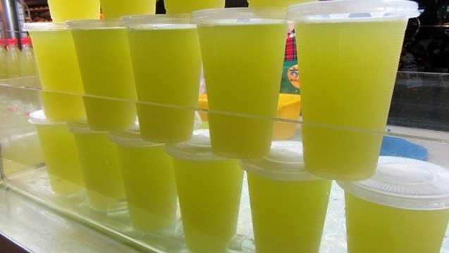 Trên thực tế, bên trong những cốc nước mía tưởng như rất sạch sẽ, không hề có cặn hay bã mía này lại ẩn chứa rất nhiều mối nguy hại. Nguy cơ là từ máy ép mía ít khi được chà rửa cẩn thận rất mất vệ sinh, thậm chí còn có cả côn trùng như ruồi, muỗi bên trong vì chất ngọt thường thu hút những loài vật này. Những cây mía sau khi được cạo vỏ cũng phơi cả ngày ở ngoài đường, ít khi được che đậy cẩn thận. Trên thực tế, bên trong những cốc nước mía tưởng như rất sạch sẽ, không hề có cặn hay bã mía này lại ẩn chứa rất nhiều mối nguy hại. Nguy cơ là từ máy ép mía ít khi được chà rửa cẩn thận rất mất vệ sinh, thậm chí còn có cả côn trùng như ruồi, muỗi bên trong vì chất ngọt thường thu hút những loài vật này. Những cây mía sau khi được cạo vỏ cũng phơi cả ngày ở ngoài đường, ít khi được che đậy cẩn thận.