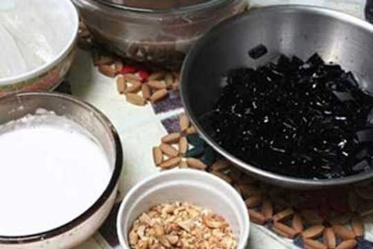 Những quán chè, tào phớ hay thạch đen được bán rất nhiều trong mùa hè. Tuy nhìn ngon mắt nhưng thạch đen được chế biến thường không đảm bảo vệ sinh. Những quán chè, tào phớ hay thạch đen được bán rất nhiều trong mùa hè. Tuy nhìn ngon mắt nhưng thạch đen được chế biến thường không đảm bảo vệ sinh.