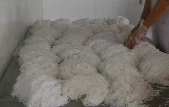 Do bún làm từ gạo cho nên dễ bị chua, chính vì thế người bán muốn bảo quản thì phải bảo quản ở nhiệt độ thấp hoặc thoáng mát. Nên nếu bún bán ở ngoài chợ với nhiệt độ cao, để đến cuối ngày mà ngửi vẫn không chua hỏng thì có khả năng đã được xử lý hóa chất. Do bún làm từ gạo cho nên dễ bị chua, chính vì thế người bán muốn bảo quản thì phải bảo quản ở nhiệt độ thấp hoặc thoáng mát. Nên nếu bún bán ở ngoài chợ với nhiệt độ cao, để đến cuối ngày mà ngửi vẫn không chua hỏng thì có khả năng đã được xử lý hóa chất.