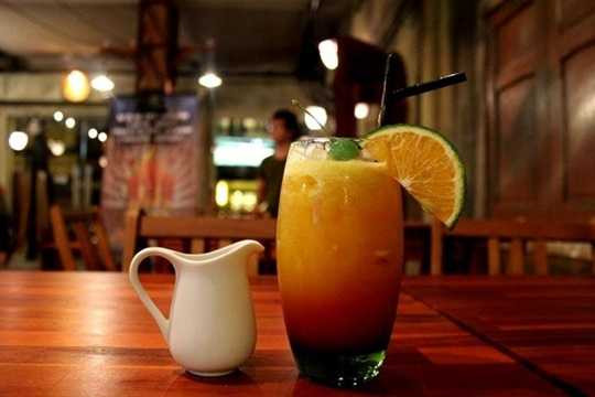 Sinh tố hoa quả là một loại thức uống giải nhiệt bổ dưỡng vào mùa hè. Tuy nhiên, loại đồ uống này cũng được xếp vào nhóm nước giải khát bẩn. Bởi bạn không thể kiểm soát được nguyên liệu chế biến sinh tố tại các cửa hàng. Họ có thể dùng các loại hoa quả dập, hỏng để giảm chi phí. Sinh tố hoa quả là một loại thức uống giải nhiệt bổ dưỡng vào mùa hè. Tuy nhiên, loại đồ uống này cũng được xếp vào nhóm nước giải khát bẩn. Bởi bạn không thể kiểm soát được nguyên liệu chế biến sinh tố tại các cửa hàng. Họ có thể dùng các loại hoa quả dập, hỏng để giảm chi phí.