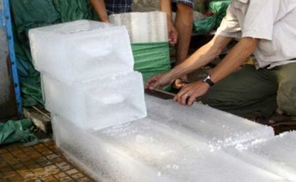 Các cơ quan chứa năng đã nhiều lần kiểm tra và phát hiện dấu hiệu sai phạm ở các cơ sở sản xuất nước đá như nguồn nước không đảm bảo, máy móc không được vệ sinh sạch sẽ, khâu vận chuyển rất mất vệ sinh... Các cơ quan chứa năng đã nhiều lần kiểm tra và phát hiện dấu hiệu sai phạm ở các cơ sở sản xuất nước đá như nguồn nước không đảm bảo, máy móc không được vệ sinh sạch sẽ, khâu vận chuyển rất mất vệ sinh...