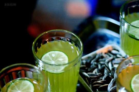 Thông thường, một cốc trà chanh được pha chế theo công thức: Nước trà, đường và chanh. Thế nhưng trên thực tế, những cốc trà chanh bạn trẻ thường uống ngoài vỉa hè được pha theo công thức: bột chè Trung Quốc, đường hóa học và chất tạo mùi. Thông thường, một cốc trà chanh được pha chế theo công thức: Nước trà, đường và chanh. Thế nhưng trên thực tế, những cốc trà chanh bạn trẻ thường uống ngoài vỉa hè được pha theo công thức: bột chè Trung Quốc, đường hóa học và chất tạo mùi.