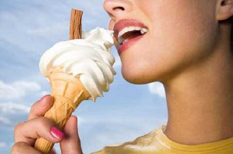 Ăn nhiều đồ ăn lạnh ăn nhiều trong ngày “đèn đỏ” có thể dẫn tới việc giảm tốc độ tuần hoàn máu, ảnh hưởng đến co bóp của tử cung và bài trừ kinh nguyệt, dễ gây bế kinh, làm đau bụng kinh Ăn nhiều đồ ăn lạnh ăn nhiều trong ngày “đèn đỏ” có thể dẫn tới việc giảm tốc độ tuần hoàn máu, ảnh hưởng đến co bóp của tử cung và bài trừ kinh nguyệt, dễ gây bế kinh, làm đau bụng kinh