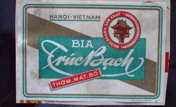 Ngày 15/8/1958, mẻ bia đầu tiên của nhà máy bia Hà Nội chính thức ra đời, được đặt tên là Trúc Bạch. Bia Trúc Bạch định vị thương hiệu là sản phẩm sang trọng, với công nghệ do các chuyên gia Tiệp Khắc hỗ trợ nhưng lại được tiêu thụ rộng rãi. Tuy nhiên, khoảng những năm của thập niên 80, việc sản xuất bia Trúc Bạch phải dừng lại. Ngày 15/8/1958, mẻ bia đầu tiên của nhà máy bia Hà Nội chính thức ra đời, được đặt tên là Trúc Bạch. Bia Trúc Bạch định vị thương hiệu là sản phẩm sang trọng, với công nghệ do các chuyên gia Tiệp Khắc hỗ trợ nhưng lại được tiêu thụ rộng rãi. Tuy nhiên, khoảng những năm của thập niên 80, việc sản xuất bia Trúc Bạch phải dừng lại.