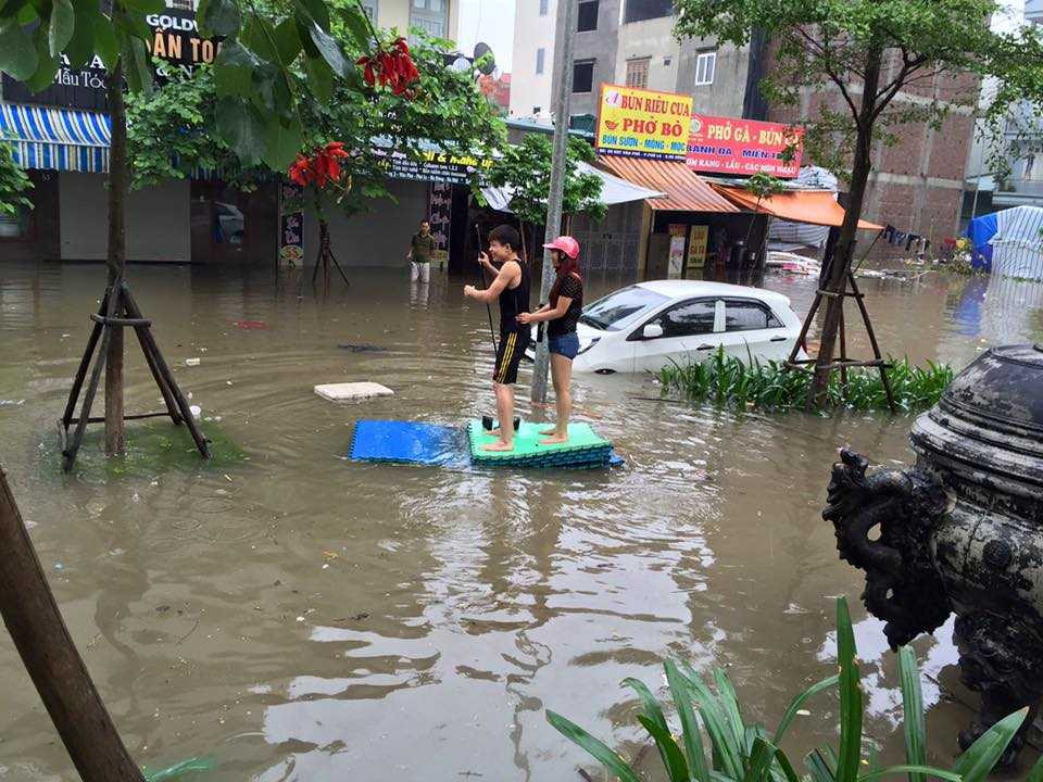 Một số người dân cũng di chuyển bằng cách chèo thuyền Ảnh otofun.