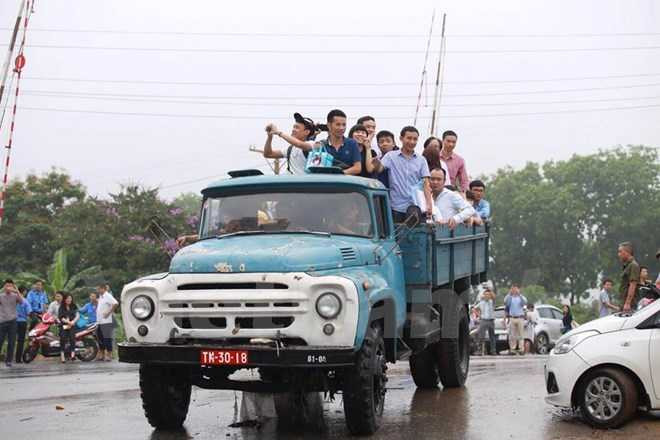 Sau trận mưa lớn từ sáng sớm 25/5, khu đô thị Resco (Cổ Nhuế) đã bị chia cắt hoàn toàn. Chủ đầu tư phải dùng xe chuyên dụng, xe cẩu, xe xúc vận chuyển dân ra khỏi khu vực để đi làm.
