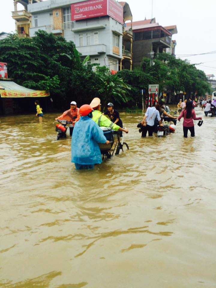 CSGT giúp người dân di chuyển phương tiện giao thông chết máy ảnh otofun.