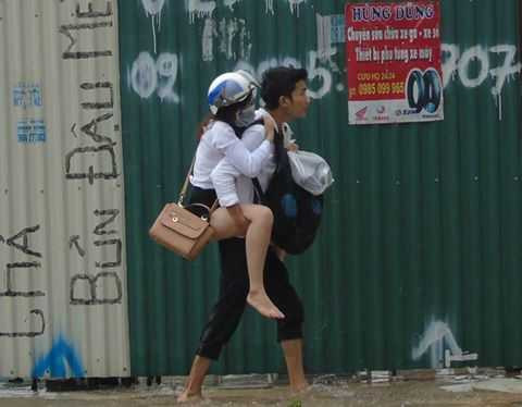 Một soái ca cõng bạn đi làm khiến hàng ngàn người khâm phục Ảnh otofun.