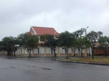 Ngôi biệt thự ở khối phố Mỹ Thạch Bắc nơi ông Lê Phước Hoài Bảo (Giám đốc Sở KH&ĐT Quảng Nam) sinh sống bị hai đối tượng đột nhập trộm 3 con chim chào mào. Ngôi biệt thự ở khối phố Mỹ Thạch Bắc nơi ông Lê Phước Hoài Bảo (Giám đốc Sở KH&ĐT Quảng Nam) sinh sống bị hai đối tượng đột nhập trộm 3 con chim chào mào.