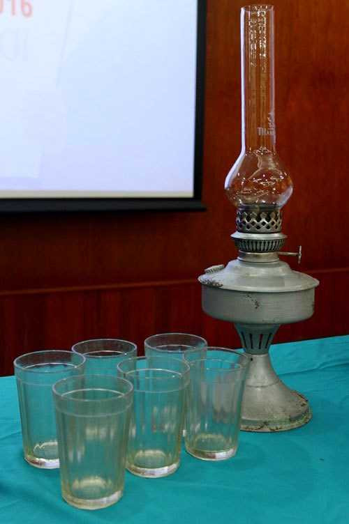 Bộ cốc thủy tinh nhiều góc cạnh của Liên Xô mà nhiều người vẫn quen gọi là cốc 7 kopeek cùng đèn dầu chuyên dụng khi điện còn khan hiếm.