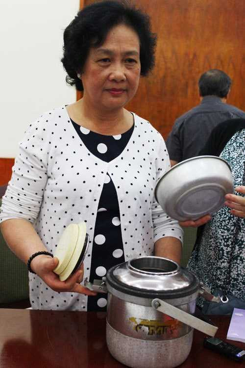 Phích đá của gia đình bà Trần Hải Nhị, cán bộ hưu trí. Những năm 1980 rất ít gia đình có tủ lạnh, vì thế chiếc phích do chồng gửi về từ Liên Xô được mấy mẹ con bà Nhị rất nâng niu.