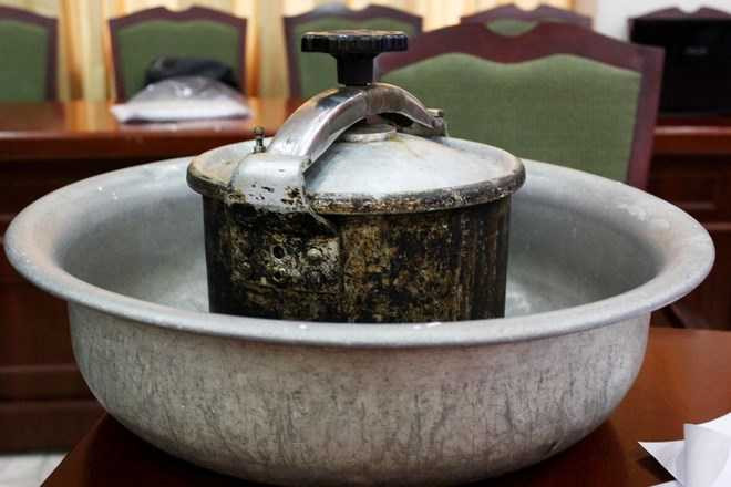 Chậu và nồi áp suất Liên Xô của gia đình ông Đặng Văn Chu, cán bộ hưu trí Tổng công ty lương thực miền Bắc mua năm 1987. Tôi mua chậu với giá 110 đồng còn nồi mua 46 đồng khi lương tháng vỏn vẹn 60 đồng. Những thứ này hồi đó là cả gia tài, ông Chu hồi tưởng.