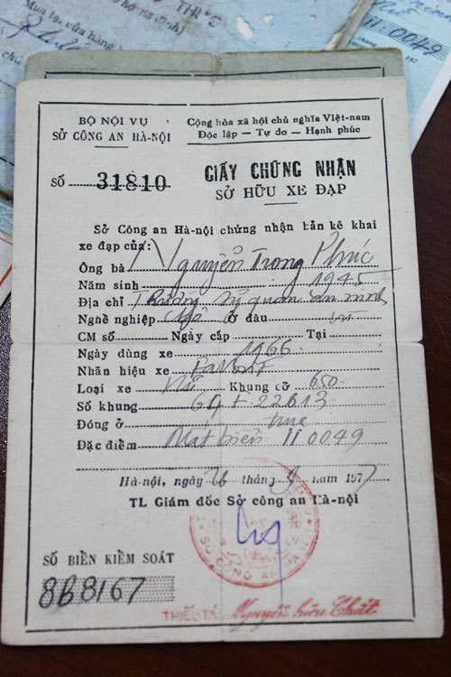 Giấy chứng nhận sở hữu xe đạp của ông Nguyễn Trọng Phúc, nguyên Viện trưởng Lịch sử Đảng. Những chiếc xe đạp như Peugeot, Aviac hay Mercie... có giá trị bằng cả cây vàng nên có giấy chứng nhận chẳng khác gì ôtô, xe máy hiện nay.