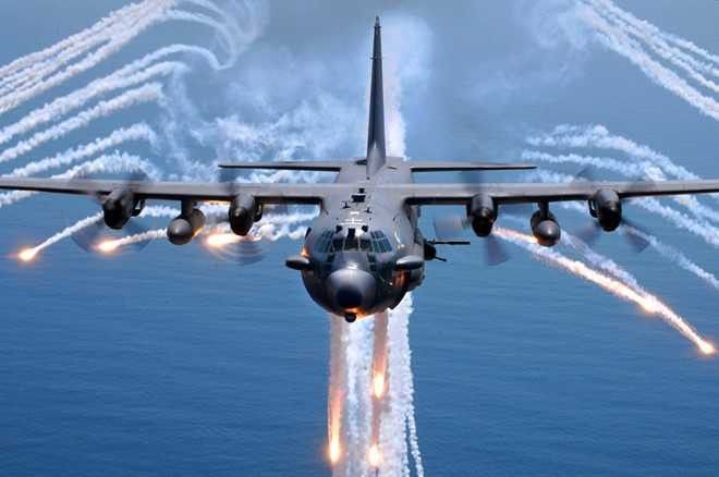 Phiên bản AC-130 Gunship bắn pháo sáng trong một nhiệm vụ huấn luyện
