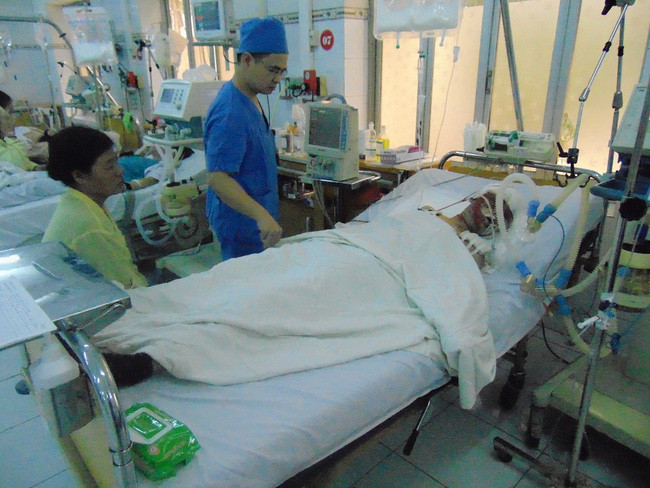 Sau hơn 1 tháng điều trị mặc dù đã có chuyển biến tích cực song chị Lệ vẫn chưa thể tỉnh lại.