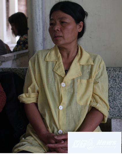 Bà Tho, mẹ chị lệ nghẹn ngào cho biết hơn một tháng nay chị lệ nằm viện đứa con gái 7 tháng tuổi của chị không được một giọt sữa nào từ mẹ