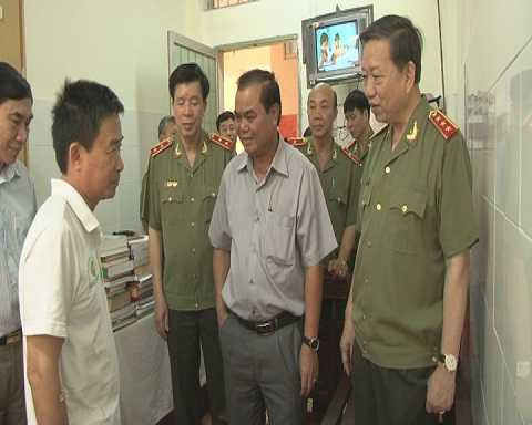 Nổ mìn tự sát ở Đắk Lắk: Bộ trưởng Công an đến thăm Phó giám đốc Công an tỉnh bị thương