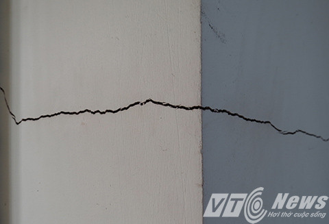 Hàng loạt ngôi nhà mặt đường xảy ra tình trạng lún nứt tường, trần nhà