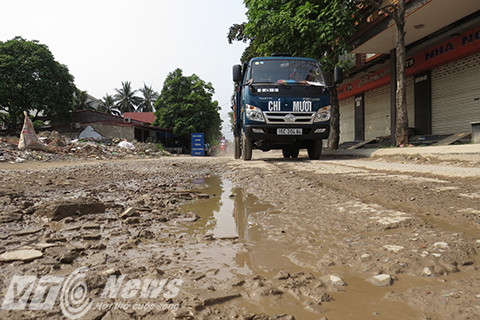 Mặt đường trở thành những ổ voi, ổ trâu ngập nước khi mưa
