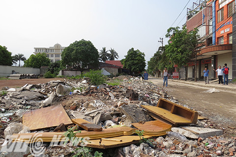 Lề đường làm nơi đổ rác thải sinh hoạt và xây dựng của người dân