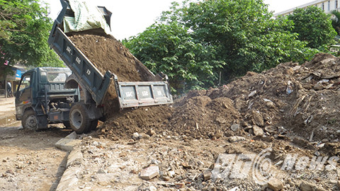 Đất cát, gạch đá chất đống như núi bên lề đường, khi mưa chảy tràn xuống lòng đường, khi nắng bụi bay mù mịt vào nhà dân và người đi đường