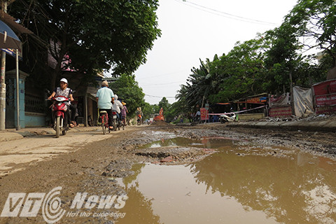 Lòng đường biến thành ao