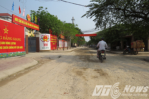 Cùng nằm trên đoạn đường này là trụ sở của các cơ quan Đảng, chính quyền, đoàn thể, công an, y tế phường Đằng Giang