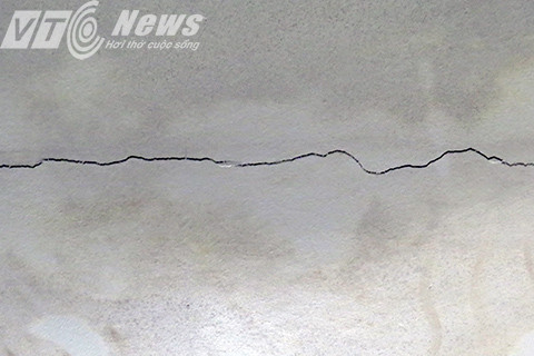 Trần nhà nhiều hộ dân bị lứt, có nhà bị nước ngấm qua trần nhà