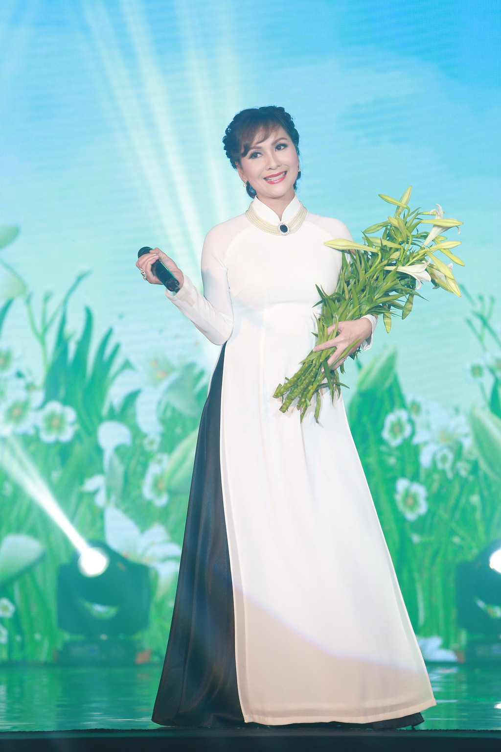 NSƯT Thanh Tâm say đắm bên NSƯT Tấn Minh trong liveshow kỷ niệm 30 năm ca hát