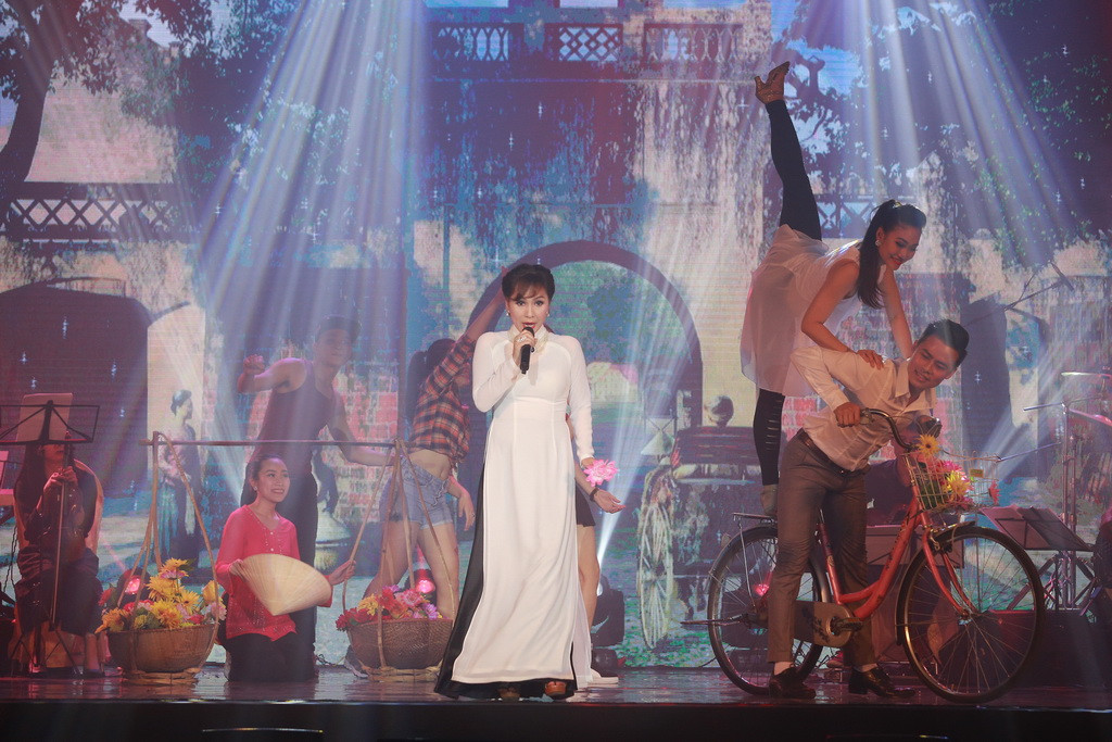 NSƯT Thanh Tâm say đắm bên NSƯT Tấn Minh trong liveshow kỷ niệm 30 năm ca hát