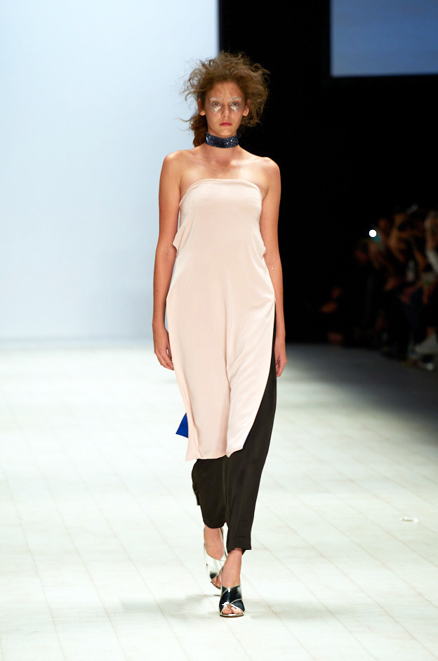 Hà Kino trong trang phục của Chad Nguyễn.