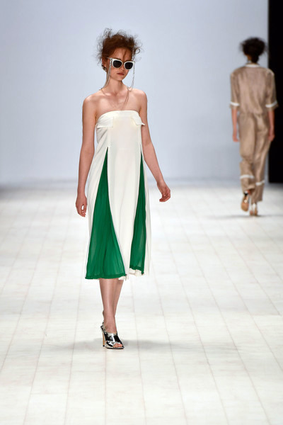 Hà Kino trong trang phục của Chad Nguyễn.