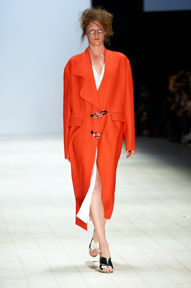 Hà Kino trong trang phục của Chad Nguyễn.