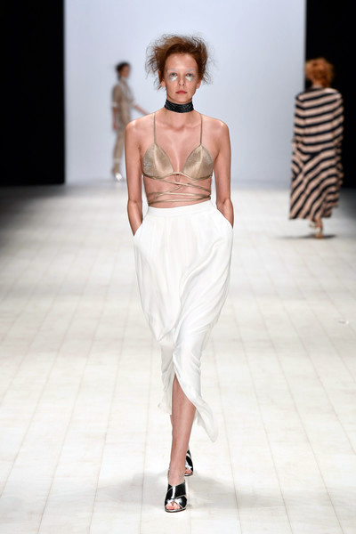 Hà Kino trong trang phục của Chad Nguyễn.