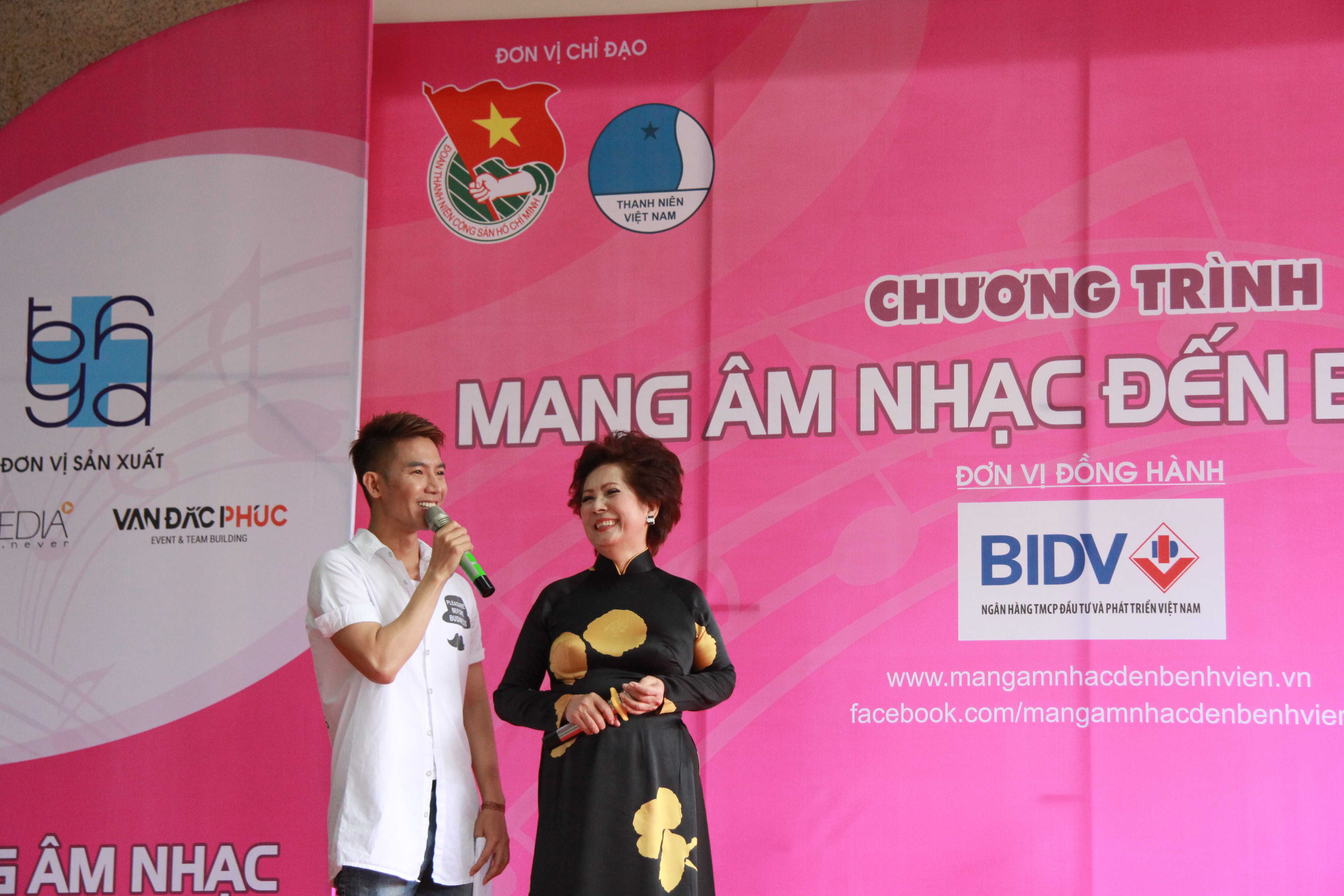 Nữ danh ca U70 mang âm nhạc xoa dịu người bệnh