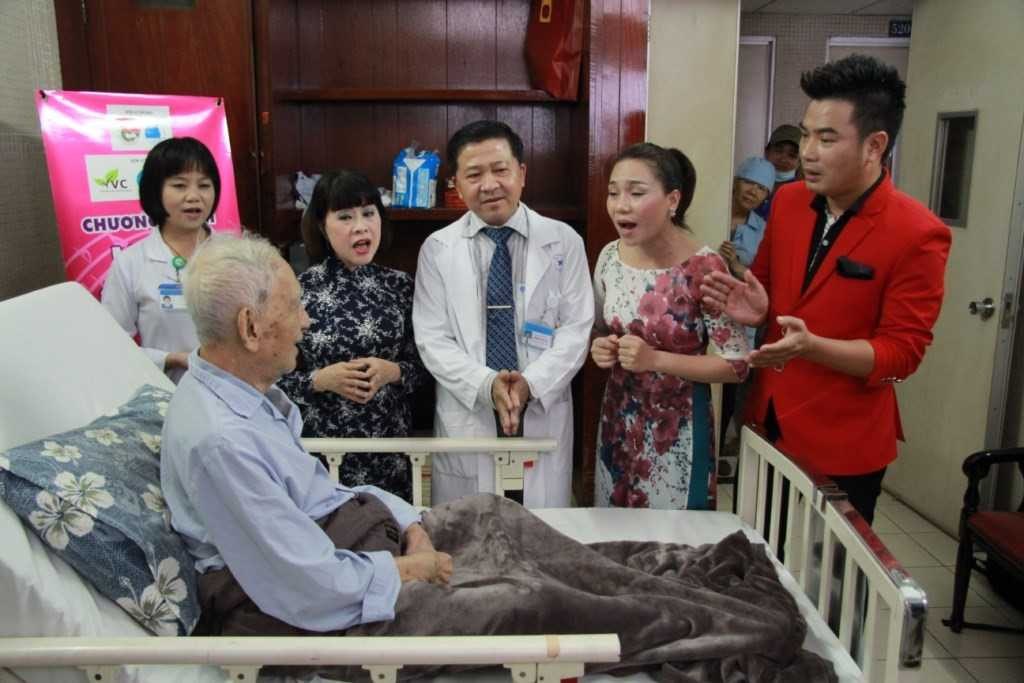 Trong chương trình, các ca sĩ, nghệ sĩ tham gia còn trực tiếp ủng hộ và kêu gọi quyên góp cho bệnh nhân nghèo của chương trình.