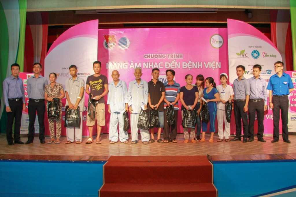 Cùng với đó trong hai ngày diễn ra chương trình, ngân hàng TMCP Đầu tư và Phát triển Việt Nam BIDV đã dành tặng 20 phần quà cho các bệnh nhân có hoàn cảnh khó khăn.