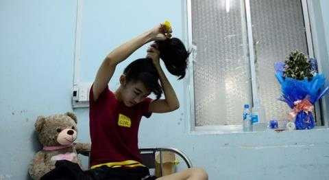 Sáng 17/4, bé Vi dậy sớm chải tóc để chuẩn bị xuất viện 