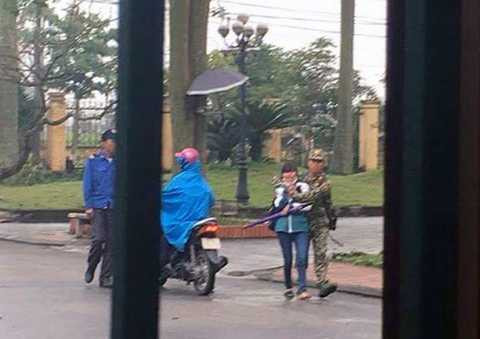 Nhiều người khuyên can nhưng không được, nữ sinh bị nam thanh niên khống chế, áp giải vào trong sân trường đòi tìm gặp bạn gái cũ Nhiều người khuyên can nhưng không được, nữ sinh bị nam thanh niên khống chế, áp giải vào trong sân trường đòi tìm gặp bạn gái cũ